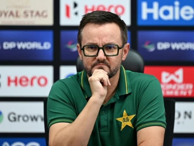 Hesson eyes test team rebuild as Pakistan overhauls squad ahead of final England test