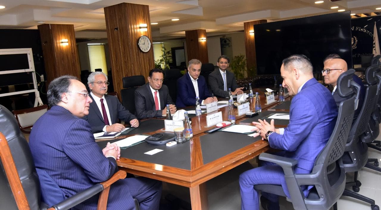 Aurangzeb calls for close financial engagement with Deutsche Bank's regional CEO