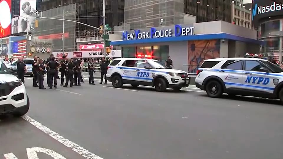 2 stabbed, 1 fatally, in unprovoked' attack at Times Square